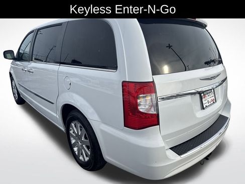 Used 2016 Chrysler Town & Country Touring w/ Driver Convenience Group image 6
