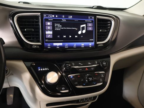 Used 2021 Chrysler Pacifica Touring-L FWD image 5