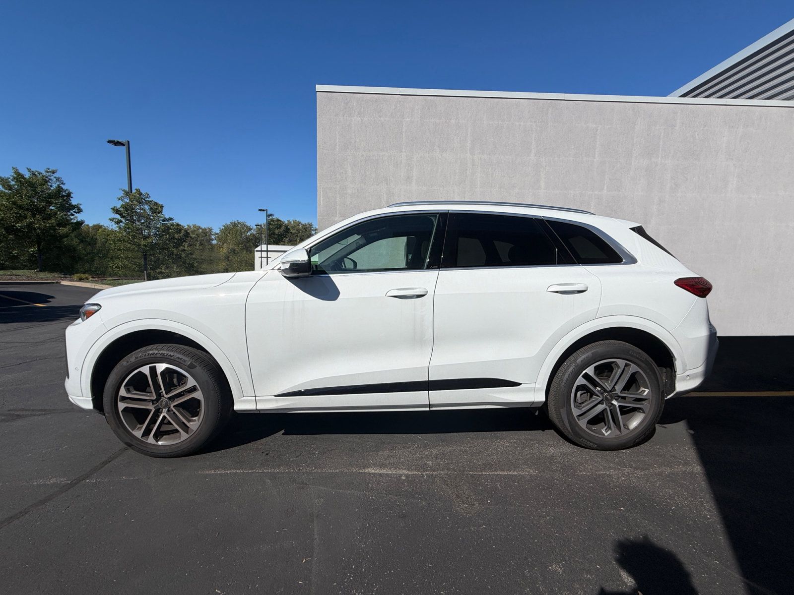 Used 2025 Audi Q5 Premium Plus w/ Premium Plus AWD/4WD image 2