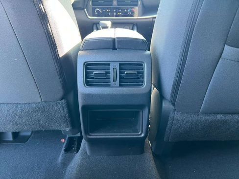 Used 2022 Nissan Rogue S image 18