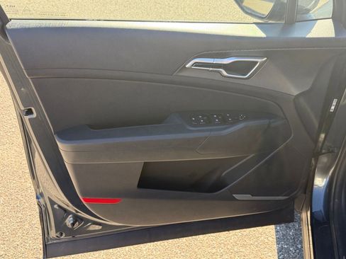 Used 2025 Kia Sportage LX image 18