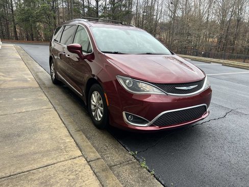 Used 2018 Chrysler Pacifica Touring-L image 3