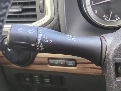 Used 2018 Nissan Titan SL image 27