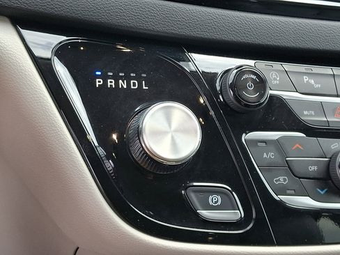 Used 2024 Chrysler Pacifica Touring-L FWD image 17
