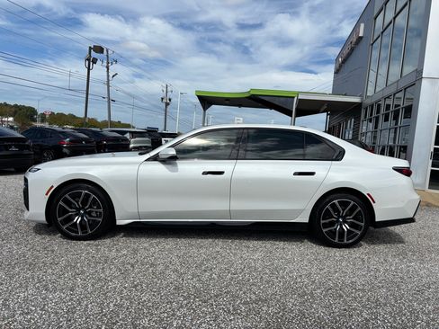Used 2023 BMW 740i image 3