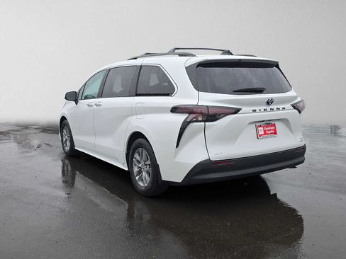 Used 2024 Toyota Sienna XLE w/ XLE Plus Package AWD/4WD image 5