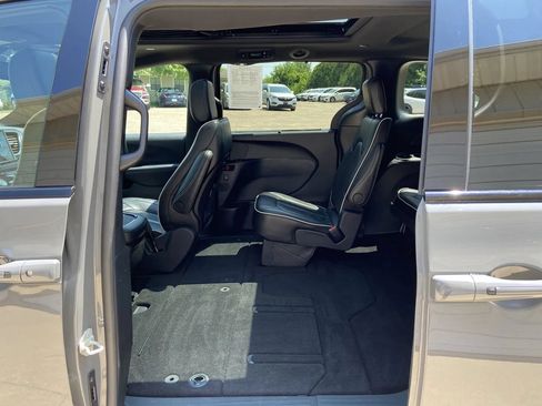 Used 2025 Chrysler Pacifica Limited FWD image 25