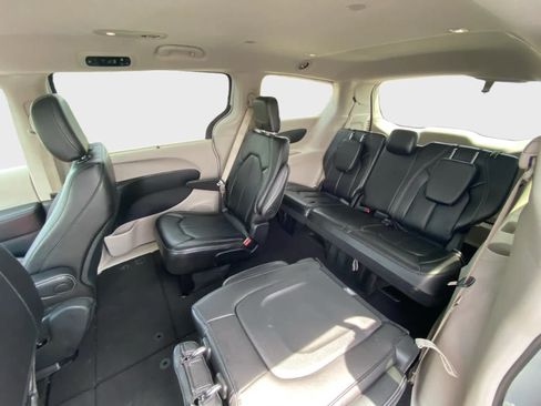 Used 2024 Chrysler Pacifica Touring-L FWD image 13