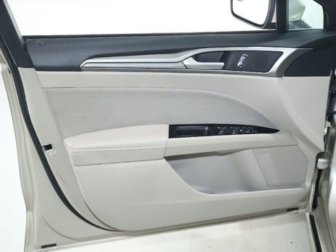 Used 2017 Ford Fusion SE w/ Fusion SE Technology Package image 15