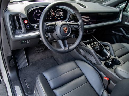 Certified 2026 Porsche Cayenne AWD/4WD image 4