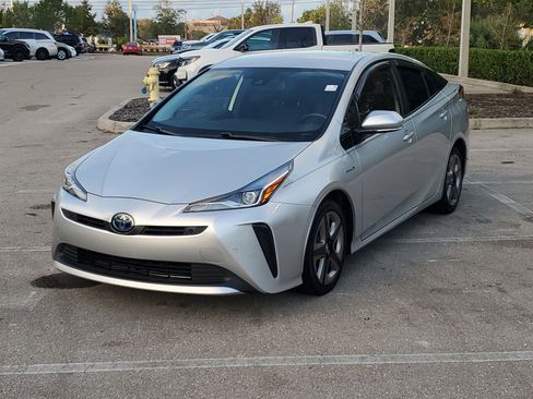 Used 2019 Toyota Prius XLE w/ Phone Cable & Charge Package image 8