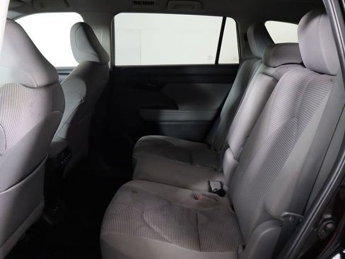 Used 2022 Toyota Highlander L AWD/4WD image 16