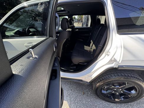 Used 2019 Jeep Grand Cherokee Laredo AWD/4WD image 14