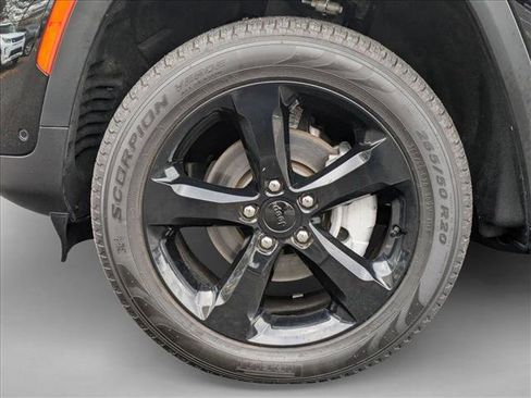 Used 2025 Jeep Grand Cherokee Limited w/ Luxury Tech Group II image 9