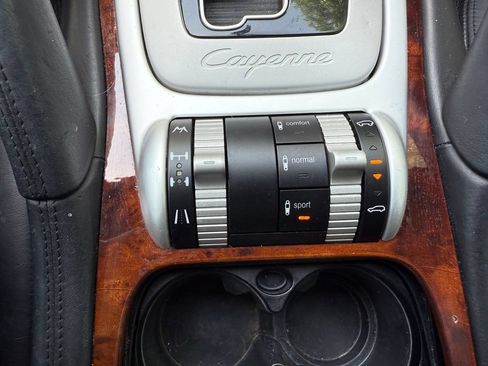 Used 2005 Porsche Cayenne Turbo AWD/4WD image 17
