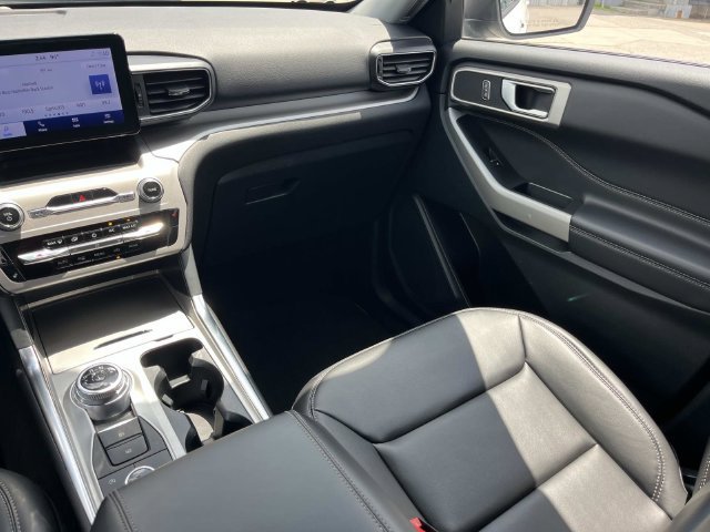 Used 2024 Ford Explorer XLT w/ Equipment Group 202A AWD/4WD image 15