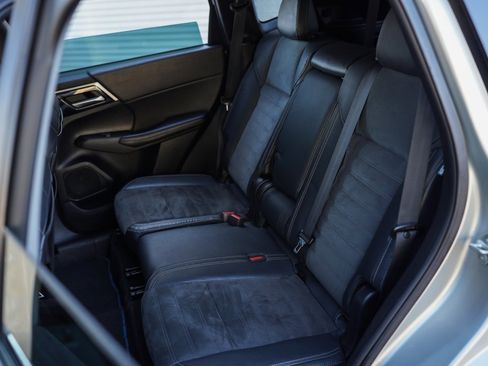 Used 2023 Mitsubishi Outlander SE image 23