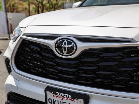 Used 2023 Toyota Highlander XLE FWD image 13