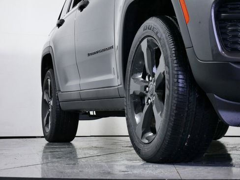 Used 2024 Jeep Grand Cherokee Altitude image 8