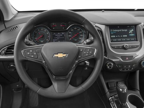 Used 2017 Chevrolet Cruze LT w/ Convenience Package FWD image 4