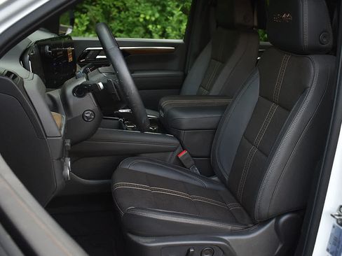 Used 2026 Chevrolet Tahoe High Country AWD/4WD image 9