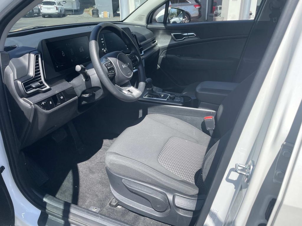 Used 2025 Kia Sportage LX AWD/4WD image 18