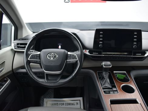 Used 2022 Toyota Sienna XLE image 16