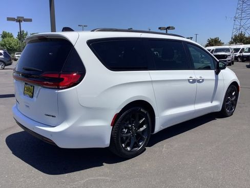 New 2027 Chrysler Pacifica Limited w/ S Appearance Package FWD image 32