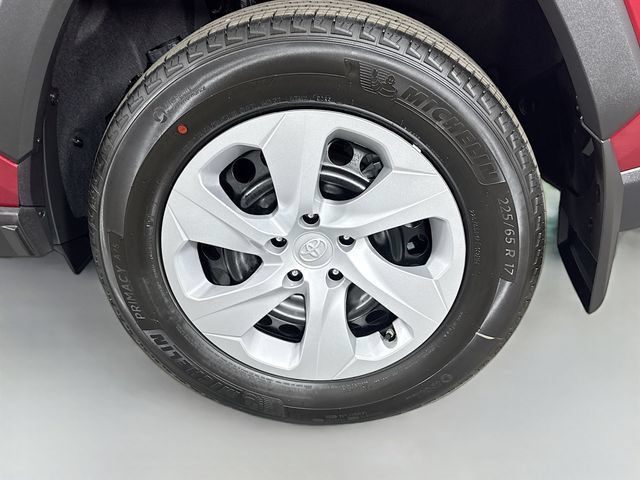 Certified 2025 Toyota RAV4 LE AWD/4WD image 31