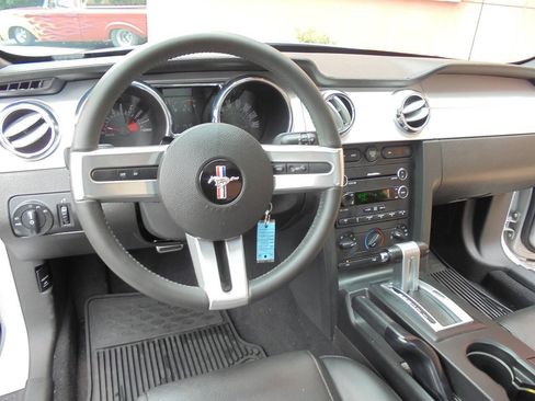 Used 2009 Ford Mustang GT RWD image 13