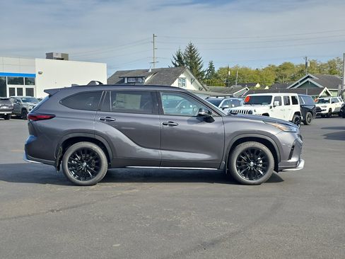 New 2025 Toyota Highlander XSE image 7