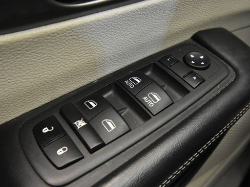 Used 2024 Chrysler Pacifica Touring-L FWD image 30