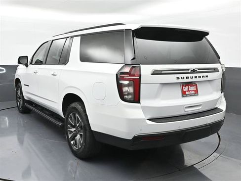 Used 2022 Chevrolet Suburban Z71 w/ Luxury Package AWD/4WD image 4