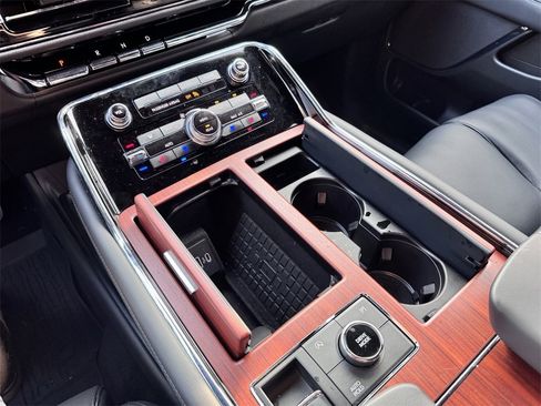 Used 2024 Lincoln Navigator Premiere image 18