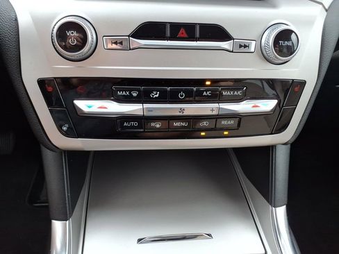 Used 2022 Ford Explorer XLT w/ Equipment Group 202A AWD/4WD image 24