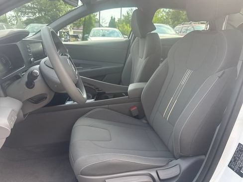Certified 2026 Hyundai Elantra Hybrid FWD image 9