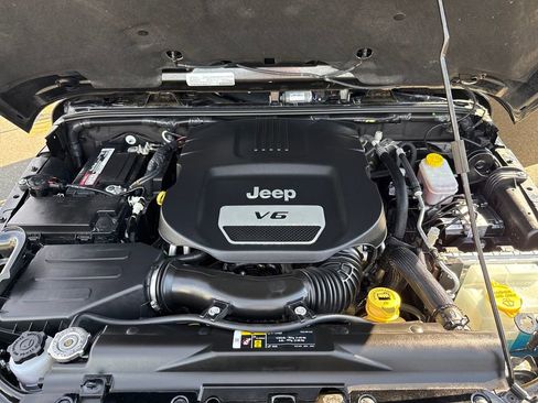 Used 2018 Jeep Wrangler Unlimited Sahara w/ Connectivity Group AWD/4WD image 21