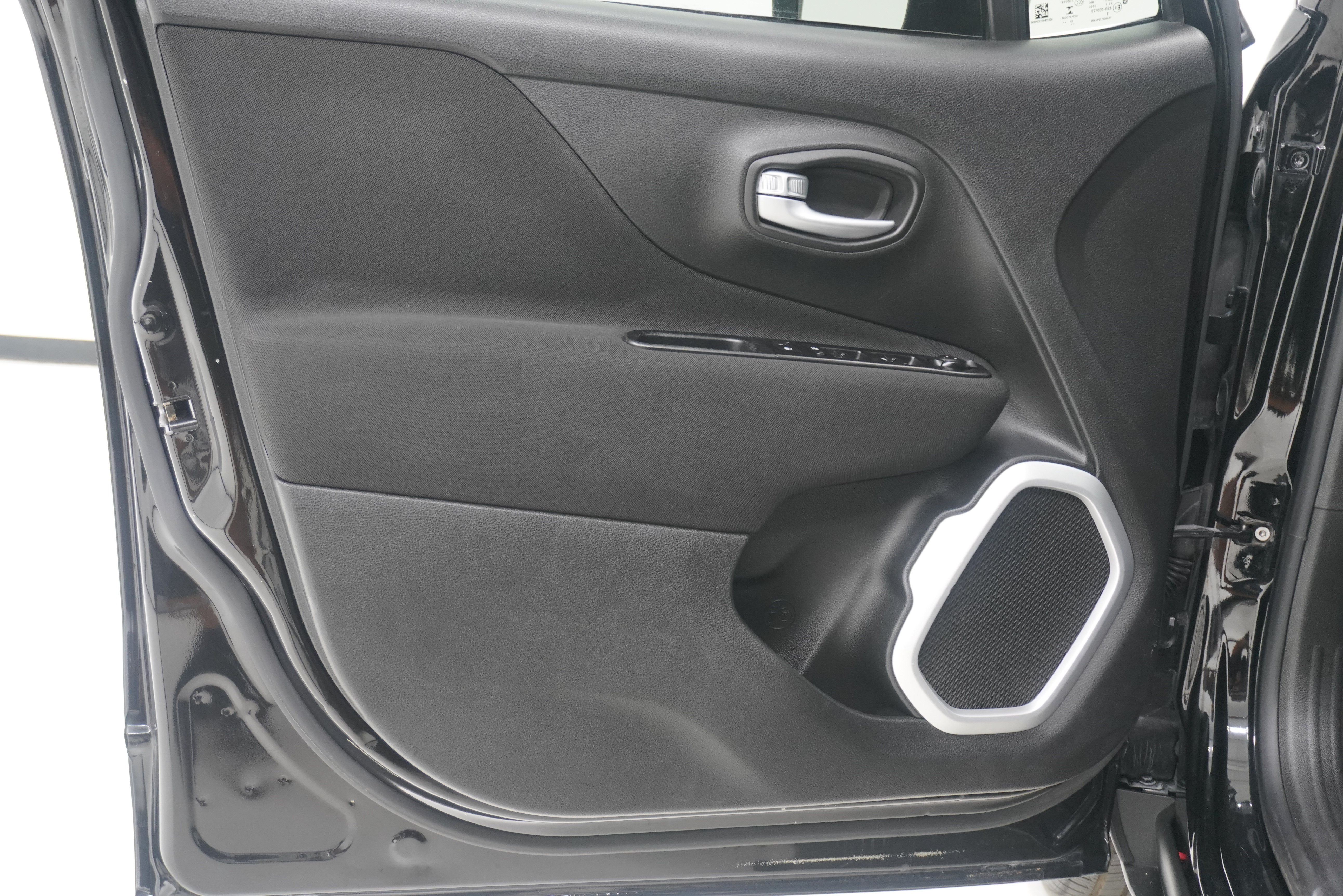 Used 2020 Jeep Renegade Latitude FWD image 12