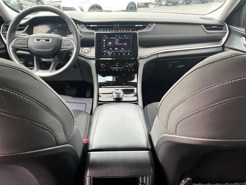 Used 2023 Jeep Grand Cherokee Laredo w/ Luxury Tech Group I AWD/4WD image 3