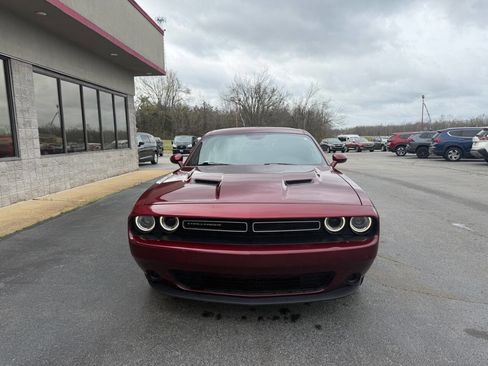 Used 2019 Dodge Challenger SXT image 5