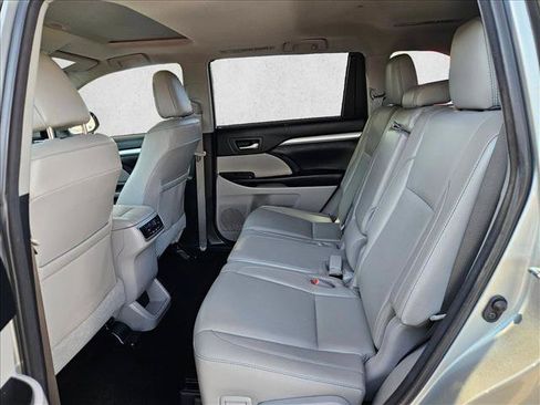 Used 2018 Toyota Highlander XLE AWD/4WD image 15