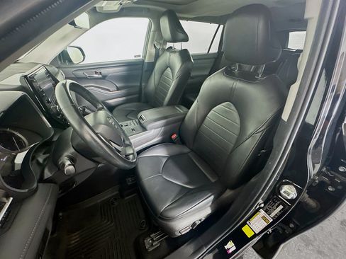 Used 2022 Toyota Highlander XLE FWD image 13