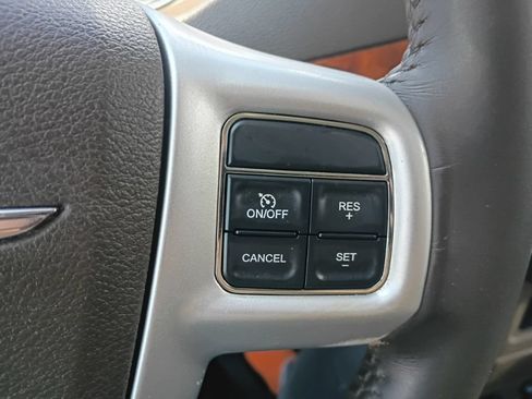 Used 2016 Chrysler Town & Country Touring FWD image 9