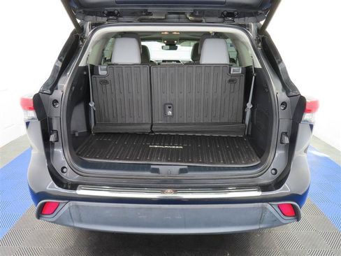 Used 2022 Toyota Highlander XLE AWD/4WD image 8