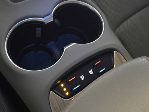 Used 2024 Toyota Venza Limited image 32