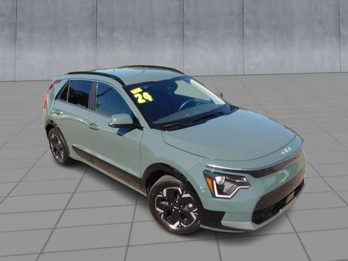 Used 2024 Kia Niro Wind w/ Wind Preserve Package FWD image 2