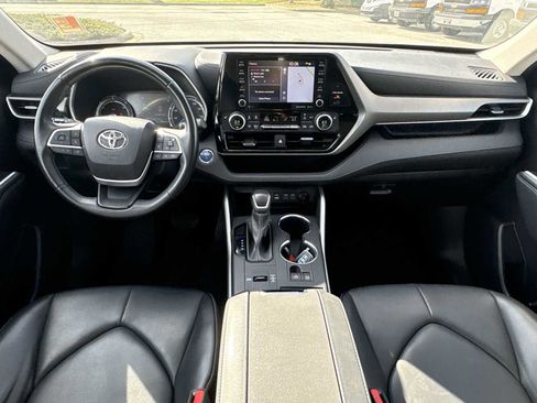 Used 2022 Toyota Highlander XLE AWD/4WD image 21