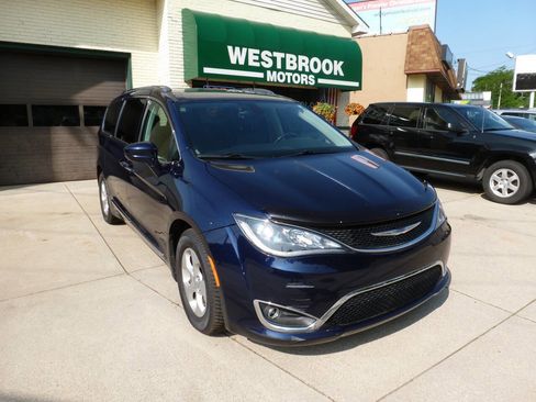 Used 2017 Chrysler Pacifica Touring-L Plus FWD image 1