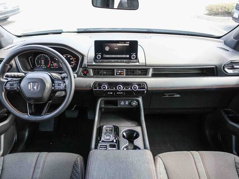 Used 2025 Honda Pilot Sport image 16