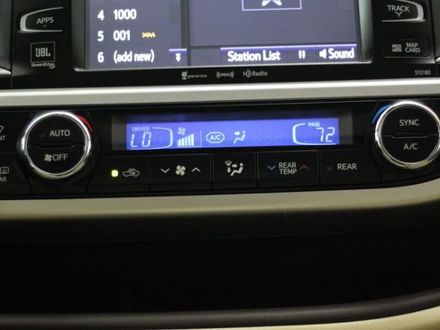 Used 2018 Toyota Highlander Limited FWD image 23